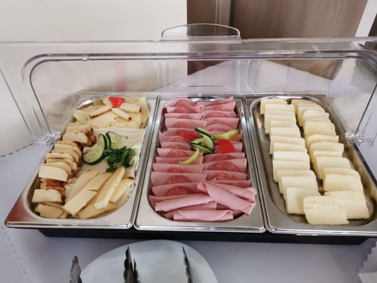 Hotel Poludnica Lipótszentmiklós Kültér fotó