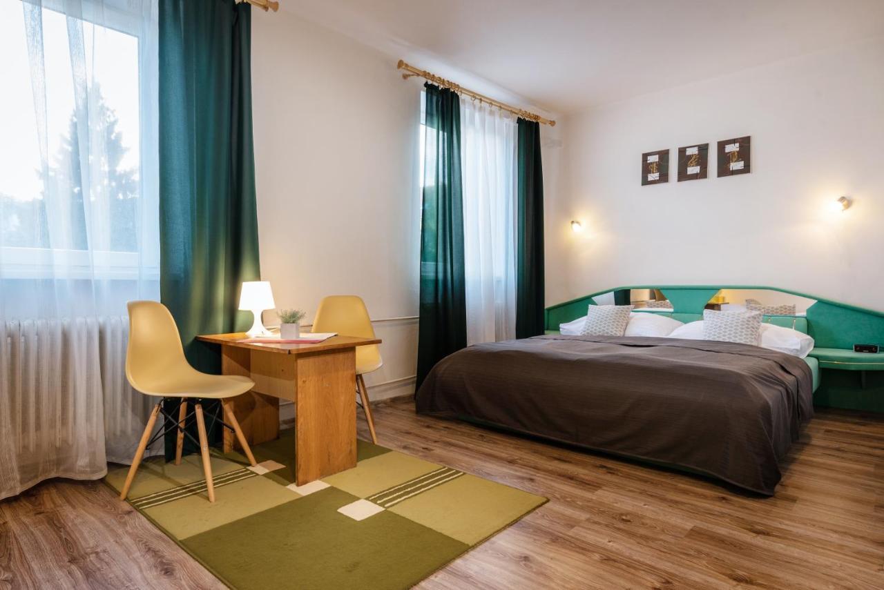 Hotel Poludnica Lipótszentmiklós Kültér fotó